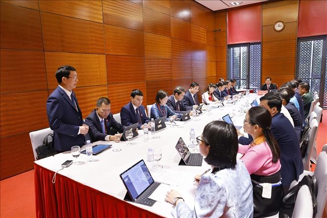 Đoàn đại biểu Đảng bộ tỉnh Sơn La thảo luận các văn kiện Đại hội tại Đoàn. Ảnh: TTXVN