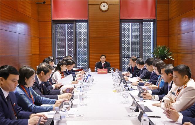 Đoàn đại biểu Đảng bộ tỉnh Sơn La thảo luận các văn kiện Đại hội tại Đoàn. Ảnh: TTXVN