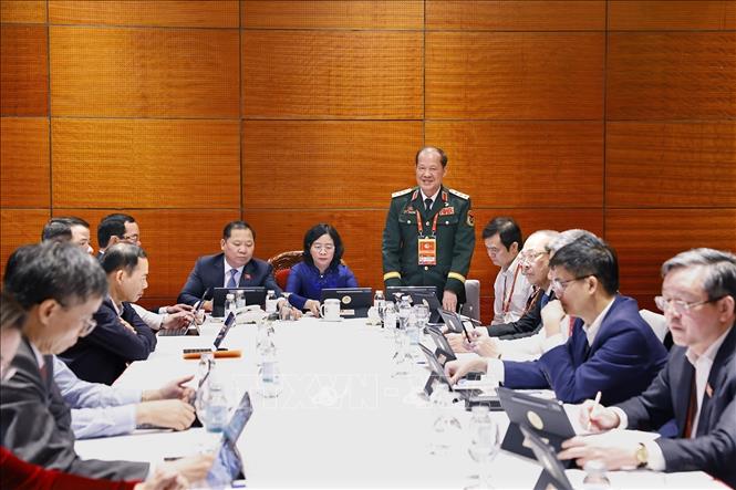 Đoàn đại biểu Đảng bộ Mặt trận Tổ quốc, các đoàn thể Trung ương thảo luận các văn kiện Đại hội tại Đoàn. Ảnh: TTXVN