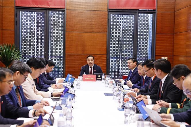 Đoàn đại biểu Đảng bộ tỉnh Điện Biên thảo luận các văn kiện Đại hội tại Đoàn. Ảnh: TTXVN