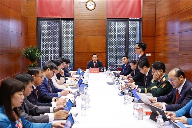 Đoàn đại biểu Đảng bộ tỉnh Điện Biên thảo luận các văn kiện Đại hội tại Đoàn. Ảnh: TTXVN