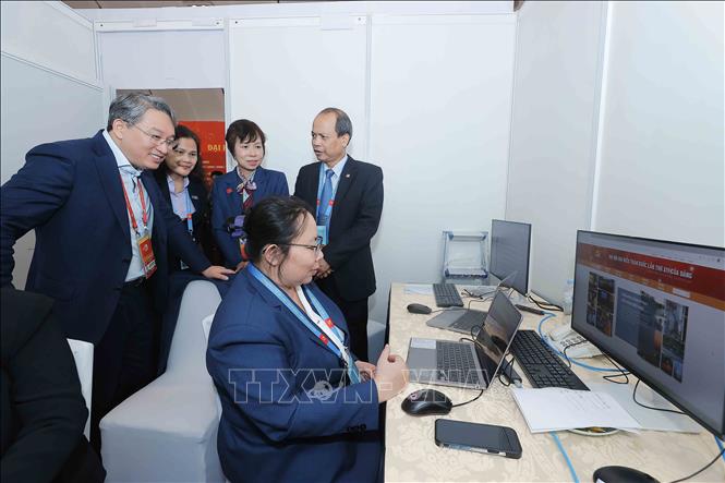 Ủy viên Trung ương Đảng, Bộ trưởng Bộ Tư pháp Việt Nam Nguyễn Hải Ninh thăm khu vực tác nghiệp của TTXVN. Ảnh: TTXVN