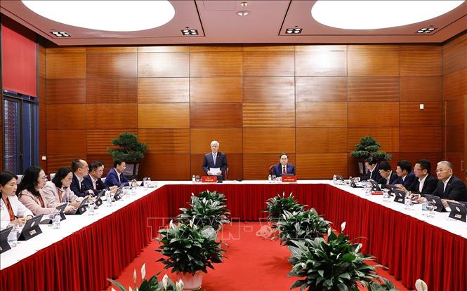 Đoàn đại biểu Đảng bộ Quốc hội thảo luận các văn kiện Đại hội tại Đoàn. Ảnh: TTXVN