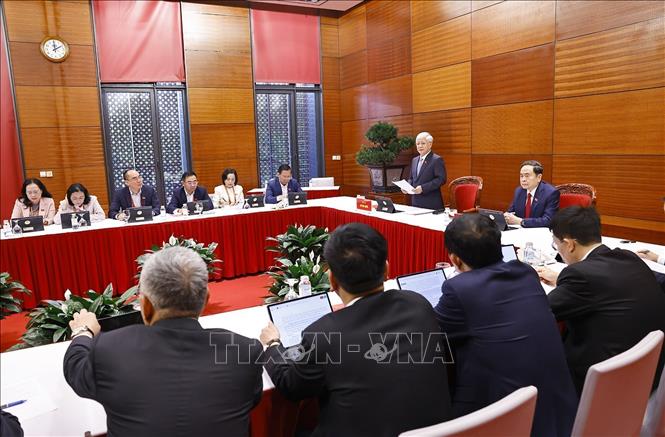 Đoàn đại biểu Đảng bộ Quốc hội thảo luận các văn kiện Đại hội tại Đoàn. Ảnh: TTXVN