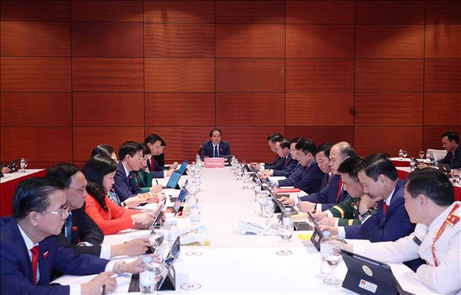 Đoàn đại biểu Đảng bộ tỉnh Thái Nguyên thảo luận các văn kiện Đại hội tại Đoàn. Ảnh: TTXVN