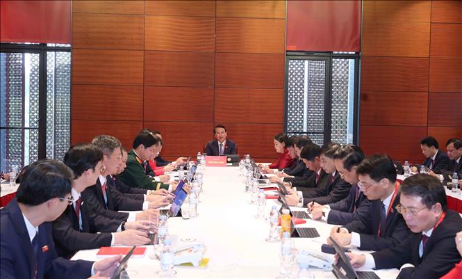 Đoàn đại biểu Đảng bộ tỉnh Ninh Bình thảo luận các văn kiện Đại hội tại Đoàn. Ảnh: TTXVN