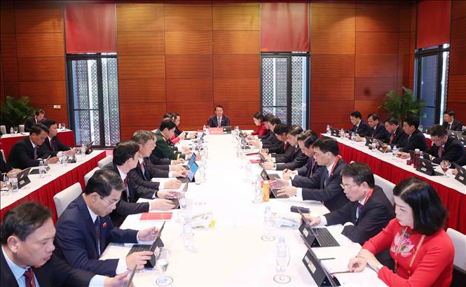 Đoàn đại biểu Đảng bộ tỉnh Ninh Bình thảo luận các văn kiện Đại hội tại Đoàn. Ảnh: TTXVN