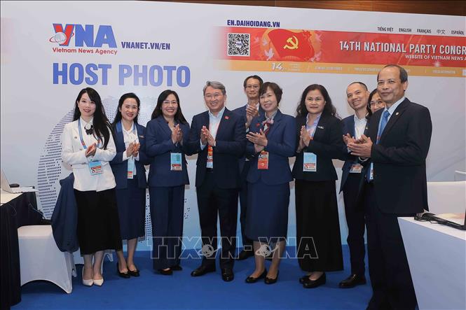 Ủy viên Trung ương Đảng, Bộ trưởng Bộ Tư pháp Việt Nam Nguyễn Hải Ninh thăm khu vực tác nghiệp của Thông tấn xã Việt Nam. Ảnh: TTXVN