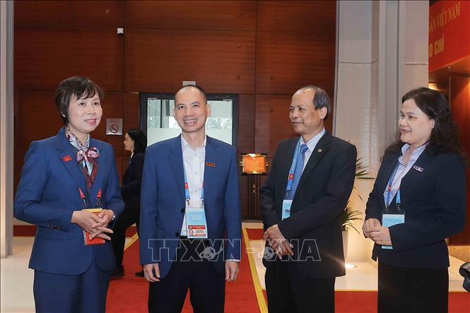 Đồng chí Vũ Việt Trang, Ủy viên Ban Chấp hành Đảng bộ Chính phủ, Bí thư Đảng ủy, Tổng Giám đốc TTXVN đến thăm, động viên phóng viên, biên tập viên của Thông tấn xã Việt Nam tham gia phục vụ Đại hội. Ảnh: TTXVN