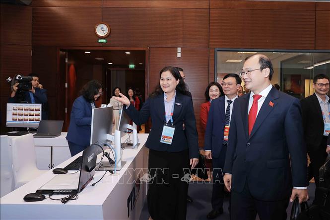 Đồng chí Lê Hải Bình, Ủy viên dự khuyết Trung ương Đảng, Phó Giám đốc Học viện Chính trị Quốc gia Hồ Chí Minh thăm khu vực tác nghiệp của Thông tấn xã Việt Nam. Ảnh: TTXVN