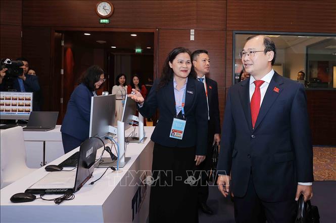 Đồng chí Lê Hải Bình, Ủy viên dự khuyết Trung ương Đảng, Phó Giám đốc Học viện Chính trị Quốc gia Hồ Chí Minh thăm khu vực tác nghiệp của Thông tấn xã Việt Nam. Ảnh: TTXVN