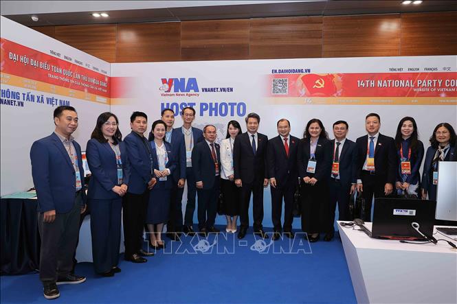 Đồng chí Lê Hải Bình, Ủy viên dự khuyết Trung ương Đảng, Phó Giám đốc Học viện Chính trị Quốc gia Hồ Chí Minh thăm khu vực tác nghiệp của Thông tấn xã Việt Nam. Ảnh: TTXVN