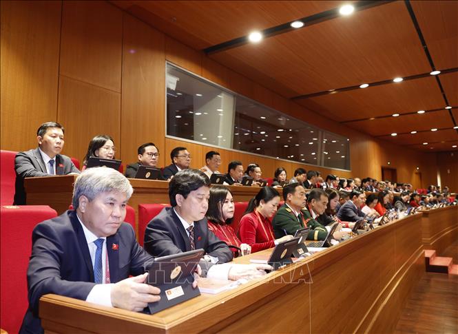 Đoàn đại biểu Đảng bộ tỉnh Vĩnh Long tham dự phiên khai mạc Đại hội. Ảnh: TTXVN
