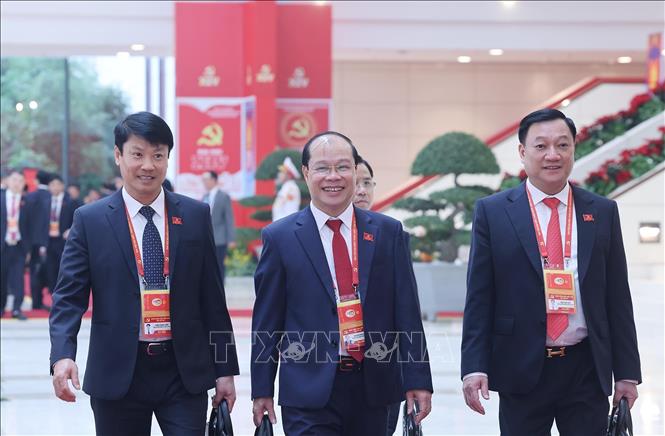 Đại biểu Đảng bộ tỉnh Hà Tĩnh đến thảo luận các văn kiện Đại hội. Ảnh: TTXVN