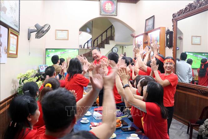 Không khí náo nhiệt tại nhà cầu thủ Phạm Minh Phúc ở phường Phố Hiến, tỉnh Hưng Yên. Ảnh: Đinh Văn Nhiều-TTXVN