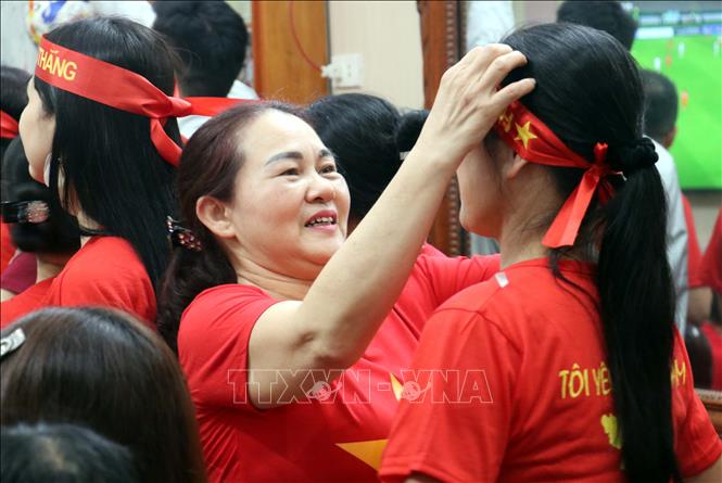 Người hâm mộ đeo băng dôn cổ vũ đội tuyển U23 Việt Nam. Ảnh: Đinh Văn Nhiều-TTXVN