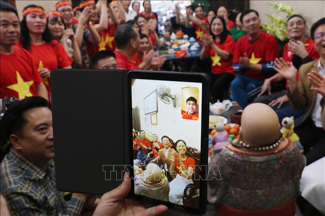 Người hâm mộ gọi điện giao lưu với Phạm Minh Phúc trước trận đấu bán kết. Ảnh: Đinh Văn Nhiều-TTXVN