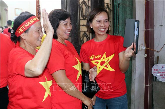 Người hâm mộ gọi điện giao lưu với Phạm Minh Phúc trước trận bán kết. Ảnh: Đinh Văn Nhiều-TTXVN