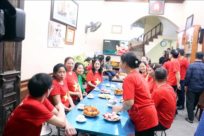 Ngôi nhà của cầu thủ Phạm Minh Phúc đội tuyển U23 Việt Nam có rất động người hâm mộ đến cổ vũ, tiếp sức cho em và các đồng đội giành chiến thắng. Ảnh: Đinh Văn Nhiều-TTXVN