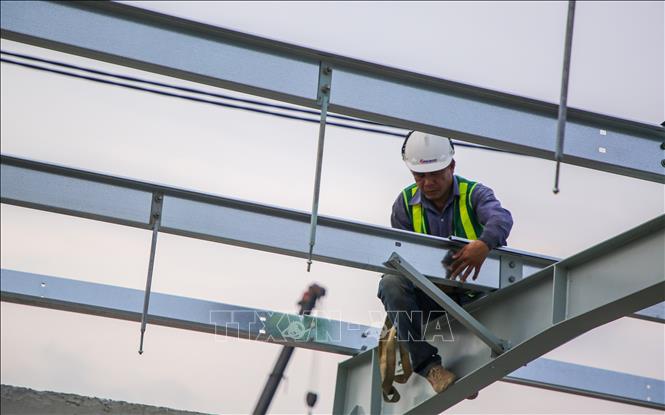 Công nhân thi công tại một công trình xây dựng trên địa bàn tỉnh Tây Ninh. Ảnh: Giang Phương – TTXVN