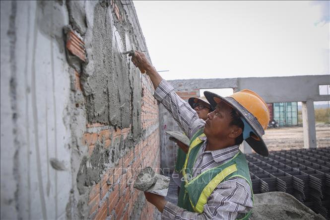 Nghề xây dựng tạo việc làm ổn định cho nhiều lao động địa phương. Ảnh: Giang Phương – TTXVN