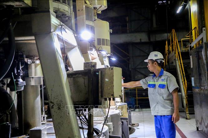 Cán bộ kỹ thuật kiểm tra dây chuyền sản xuất tại Nhà máy sản xuất mía đường trên địa bàn tỉnh Tây Ninh. Ảnh: Giang Phương – TTXVN