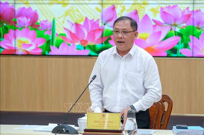 Phó Chủ tịch UBND thành phố Cần Thơ Trần Chí Hùng, Trưởng Ban Chỉ đạo Thi hành án dân sự thành phố phát biểu tại cuộc họp. Ảnh: Thanh Liêm - TTXVN