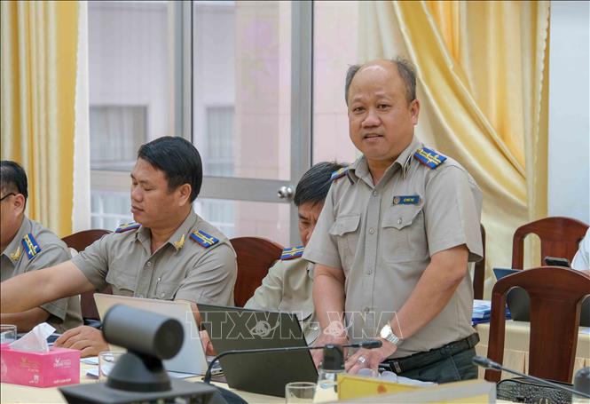 Đại diện Thi hành án dân sự thành phố Cần Thơ báo cáo kết quả thi hành án quý 1/2026 tại cuộc họp. Ảnh: Thanh Liêm - TTXVN