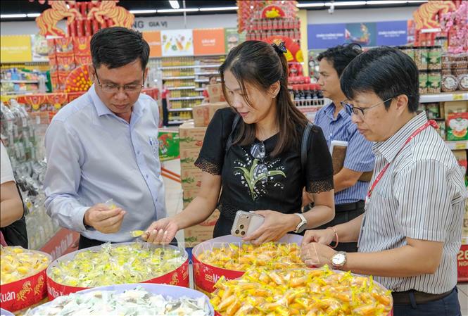 Sở Công Thương thành phố Cần Thơ kiểm tra công tác chuẩn bị hàng hóa phục vụ Tết ở siêu thị Lotte Mart Cần Thơ. Ảnh: Thanh Liêm - TTXVN