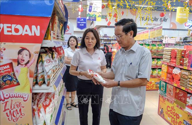 Lãnh đạo Sở Công Thương thành phố Cần Thơ kiểm tra công tác chuẩn bị hàng hóa phục vụ Tết ở siêu thị Co.opmart Cần Thơ. Ảnh: Thanh Liêm - TTXVN