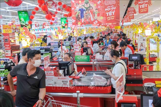 Người dân mua sắm tại siêu thị GO! Cần Thơ. Ảnh: Thanh Liêm - TTXVN