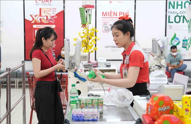 Quầy thanh toán ở siêu thị Lotte Mart Cần Thơ. Ảnh: Thanh Liêm - TTXVN