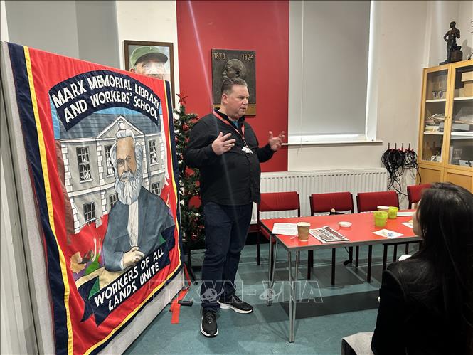 Ông Alex Gordon, khi còn là Giám đốc Thư viện tưởng niệm Marx ở London, giới thiệu về thư viện với khách tham quan tháng 12/2023. Ảnh: Phong Hà-PV TTXVN 