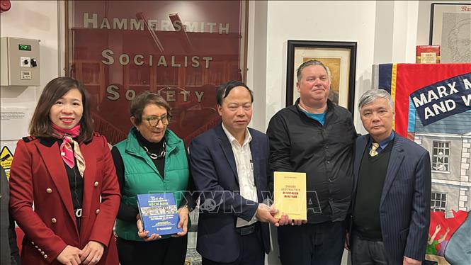 Ông Alex Gordon được đoàn đại biểu Việt Nam tặng cuốn sách của cố Tổng Bí thư Nguyễn Phú Trọng. Ảnh: Phong Hà-PV TTXVN tại Anh. 