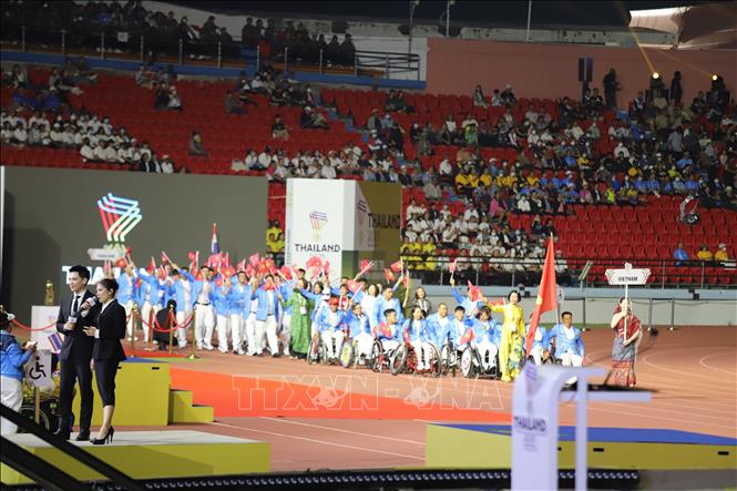 Đoàn vận động viên Người khuyết tật Việt Nam do Trưởng đoàn Lê Thị Hoàng Yến dẫn đầu. Cầm cờ là vận động viên cầu lông Trương Ngọc Bình. Ảnh: Đỗ Sinh – PV TTXVN tại Thái Lan
