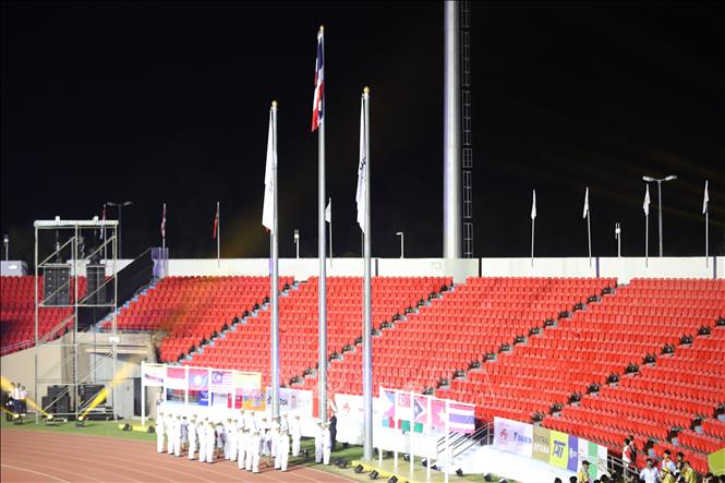Cờ đại hội và cờ Ủy ban Paralympic quốc tế được thượng lên trên sân vận động, chính thức khai mạc  ASEAN Para Games 13. Ảnh: Đỗ Sinh – PV TTXVN tại Thái Lan

