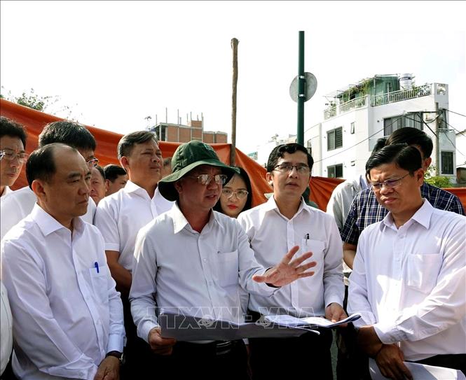 Phó Chủ tịch Ủy ban nhân dân Thành phố Hồ Chí Minh Bùi Minh Thạnh trực tiếp kiểm tra vụ sụt lún bờ kè kênh Tàu Hủ và mặt đường Ba Đình, Hưng, phường Chánh Hưng. Ảnh: Thanh Vũ-TTXVN

