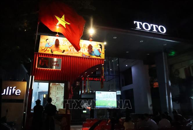 Cờ Tổ quốc cỡ lớn được treo trước một quán cà phê cho người hâm mộ cổ vũ U23 Việt Nam. Ảnh: Hồng Đạt - TTXVN 