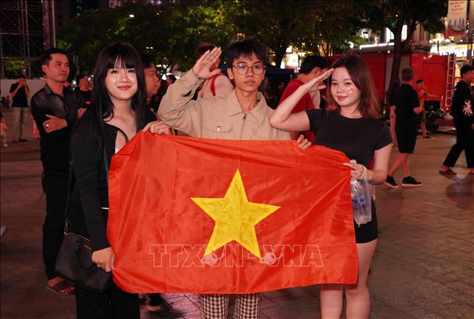 Nhóm bạn trẻ mang theo cờ Tổ quốc để tiếp lửa cùng đội tuyển U23 Việt Nam. Ảnh: Trung Tuyến - TTXVN
