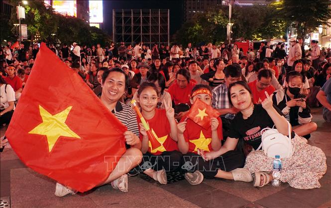 Gia đình anh Cotin (Nga), phường Tân Sơn Nhì, hòa cùng triệu trái tim người Việt tiếp lửa tới U23 Việt Nam. Ảnh: Trung Tuyến - TTXVN