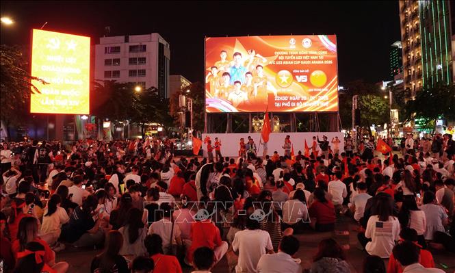 Người hâm mộ ngồi trật tự chuẩn bị xem trận bán kết qua màn hình Led khổng lồ có kích thước 12m x 7m tại phố đi bộ Nguyễn Huệ. Ảnh: Trung Tuyến - TTXVN