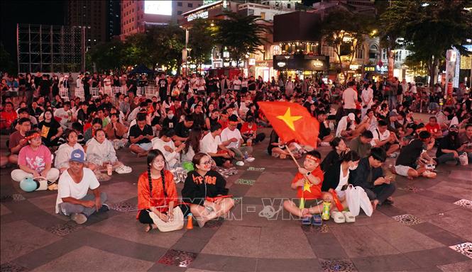 Nhiều người hâm mộ đã có mặt từ rất sớm để lựa chọn vị trí xem thuận lợi nhất. Ảnh: Trung Tuyến - TTXVN