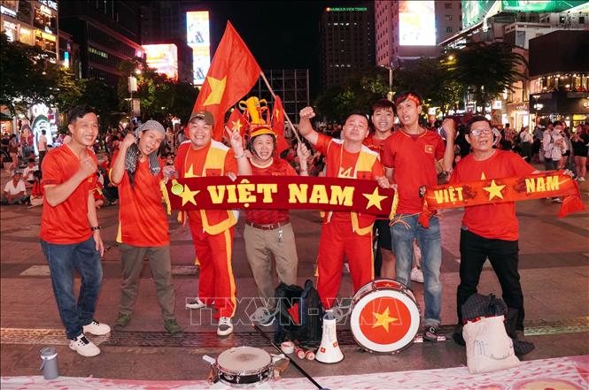 Chỉ cần cùng đam mê yêu bóng đá, mọi người đều có thể trở thành một nhóm. Ảnh: Trung Tuyến - TTXVN