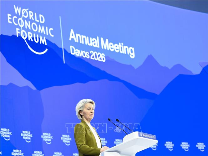 Chủ tịch Ủy ban châu Âu Ursula von der Leyen phát biểu tại cuộc họp thường niên của WEF ở Davos (Thụy Sĩ), ngày 20/1/2026. Ảnh: THX/TTXVN