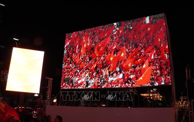 Màn hình Led khổng lồ có kích thước 12m x 7m tại phố đi bộ Nguyễn Huệ. Ảnh: Trung Tuyến - TTXVN