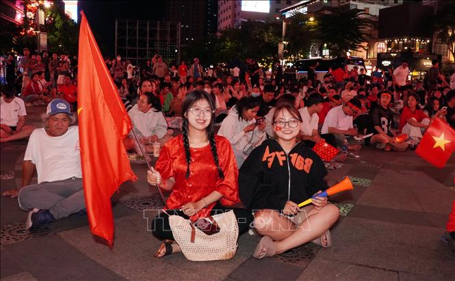 Nhiều người hâm mộ đã có mặt từ rất sớm để lựa chọn vị trí xem thuận lợi nhất. Ảnh: Trung Tuyến - TTXVN