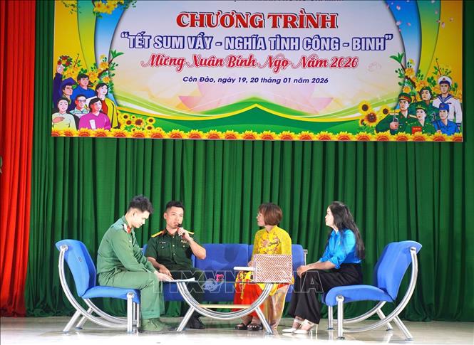 Trong khuôn khổ chương trình, các đại biểu đã lắng nghe những chia sẻ của các cán bộ, chiến sĩ và gia đình sĩ quan qua phần giao lưu với chủ đề “Tết sum vầy giữa biển trời – Chuyện Tết của Công – Binh Côn Đảo”. Ảnh: TTXVN phát