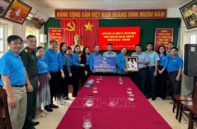 Trong khuôn khổ chương trình “Tết nghĩa tình Công – Binh” tại đặc khu Côn Đảo, Liên đoàn Lao động Thành phố Hồ Chí Minh thăm hỏi ,động viên và tặng quà Tết tại Trạm Rađa 32 thuộc Trung đoàn 294, Sư đoàn 367, Quân chủng Phòng không-Không quân. Ảnh: TTXVN phát
