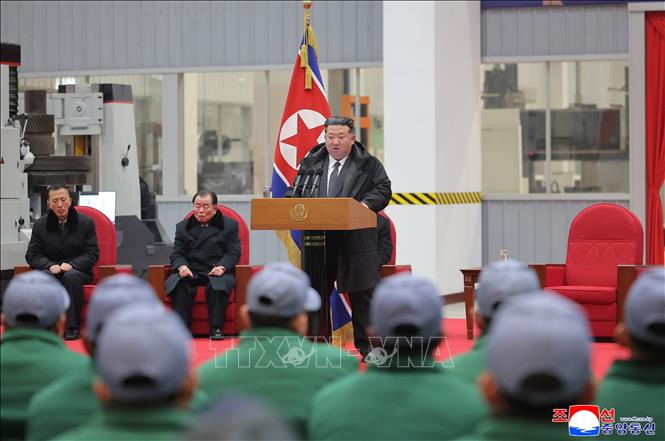 Nhà lãnh đạo Triều Tiên Kim Jong Un (giữa) phát biểu tại lễ khánh thành giai đoạn 1 của dự án hiện đại hóa Tổ hợp cơ khí Ryongsong ở Hamheung, tỉnh Nam Hamgyong, ngày 19/1/2026. Ảnh: Yonhap/TTXVN
