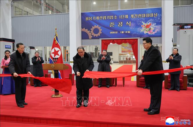 Nhà lãnh đạo Triều Tiên Kim Jong Un (giữa, phía sau) dự lễ khánh thành giai đoạn 1 của dự án hiện đại hóa Tổ hợp cơ khí Ryongsong ở Hamheung, tỉnh Nam Hamgyong, ngày 19/1/2026. Ảnh: Yonhap/TTXVN